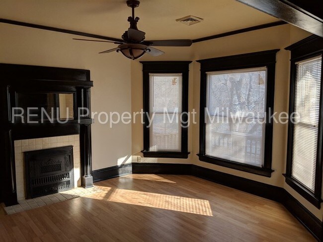 Building Photo - Beautiful Upper Duplex