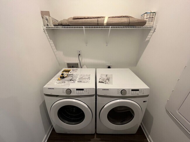 Building Photo - **OFFERING REFUNDABLE APPLICATION FEES & $100 MOVE IN PROMOTION** Stunning 3BD, 2.5BA Raleigh Tow...