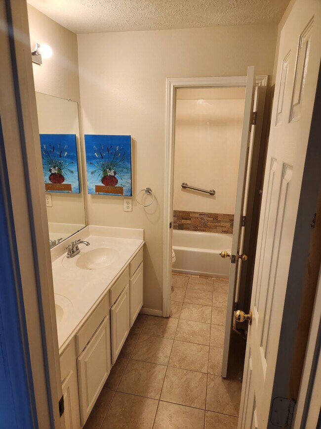 Upstairs Bathroom - 23323 Wolfs Crossing Ct