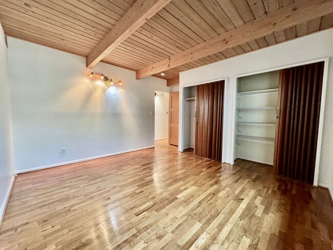 Building Photo - Mid-Century Gem near Meadowbrook Park!