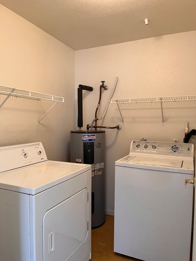Building Photo - 2 Bedroom condo - Great Location