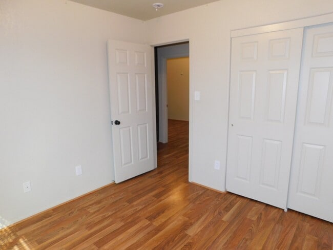 Building Photo - 4 BEDROOM HOME IN SAGUARO!