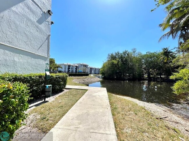 Building Photo - 711 N Pine Island Rd