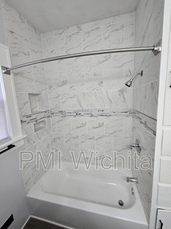 Building Photo - 341 N Grove Dr