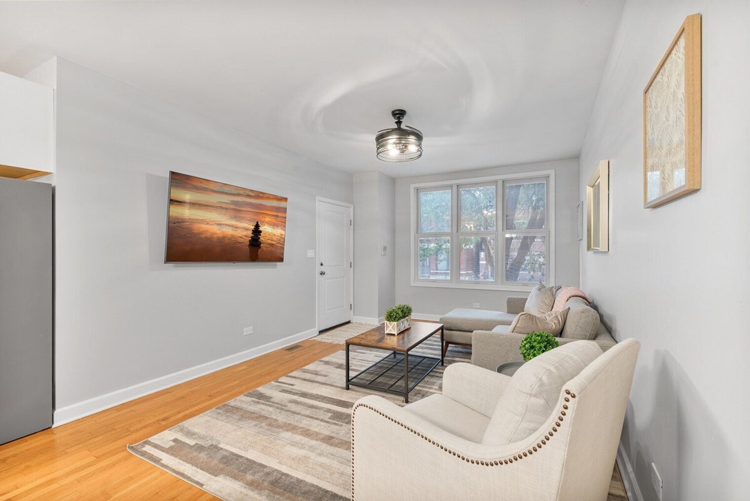 Building Photo - 1044 N California Ave