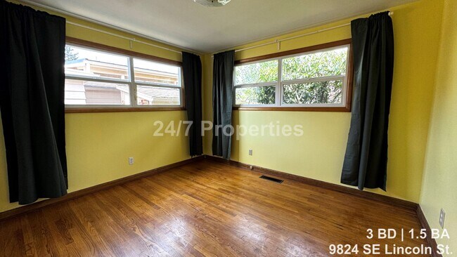 Building Photo - Vibrant 3BD | 1.5BA Home w/ Yard - SE Portland