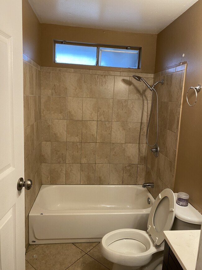 Building Photo - 16510 Lakeshore Dr