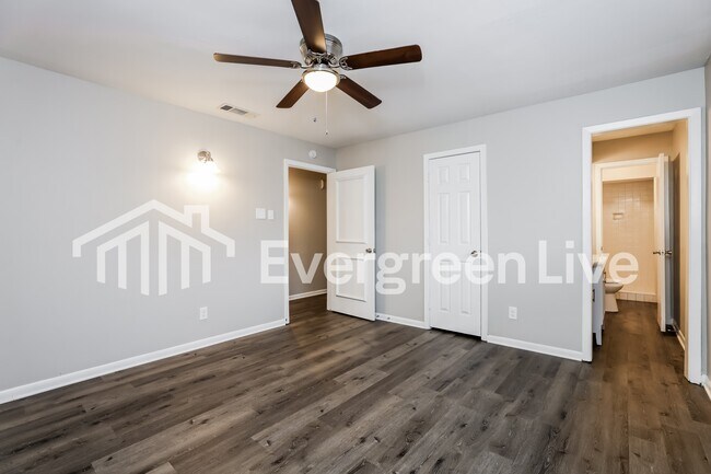 Building Photo - 9538 Vinewood Dr