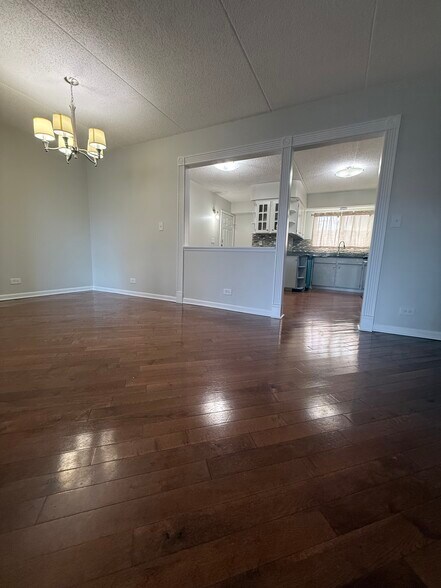 Living room - 4750 N Elston Ave