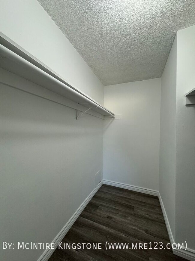 Building Photo - Move-in Specials Await in this Spacious 2B...