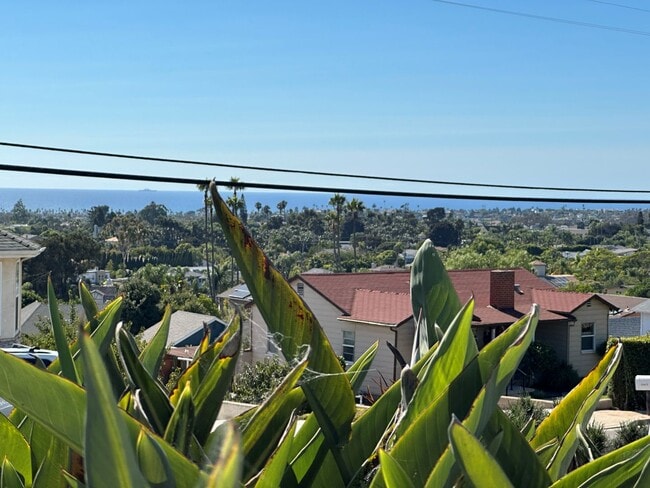 Building Photo - Beautiful ocean-view home located in the h...