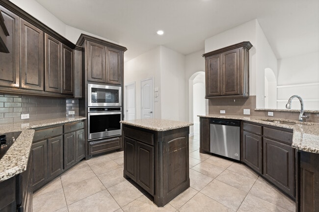 Building Photo - 105 Live Oak Dr