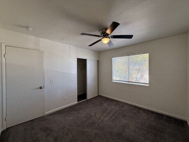 Building Photo - Palmdale 1 bedroom - Upstairs unit