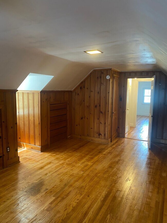 Building Photo - Adorable Capecod 4 bdrm/1.5 bath Home w/Office Located on Monument Ave. Near Willow Lawn!