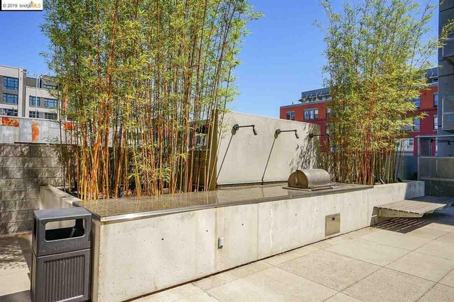 Building Photo - Beautiful condo in Jack London Square!