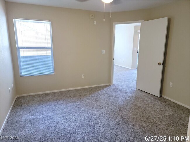 Building Photo - 555 E Silverado Ranch Blvd
