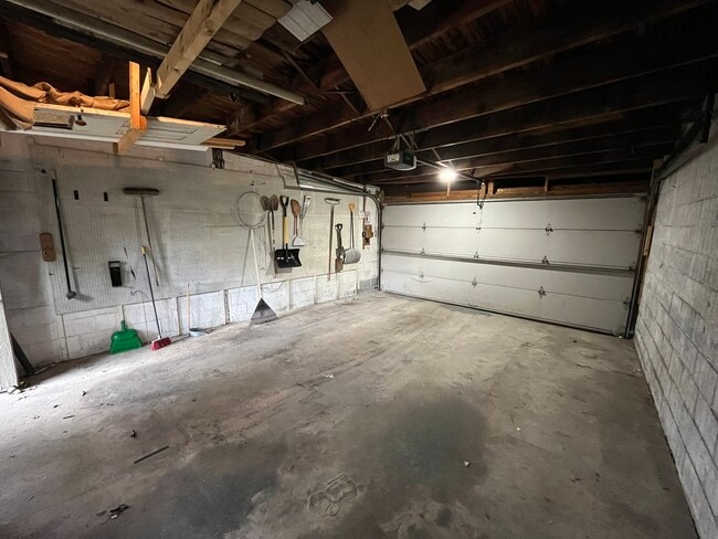 Building Photo - 237 E Walnut St