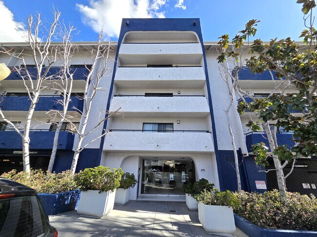 Building Photo - 10982 Roebling Ave