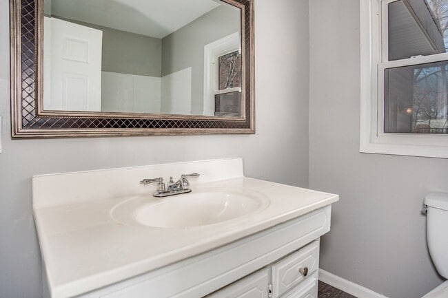 Building Photo - Freshly Updated 2-Bed Home in Independence!