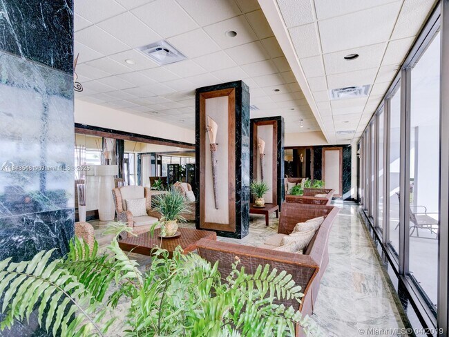Building Photo - 500 Bayview Dr