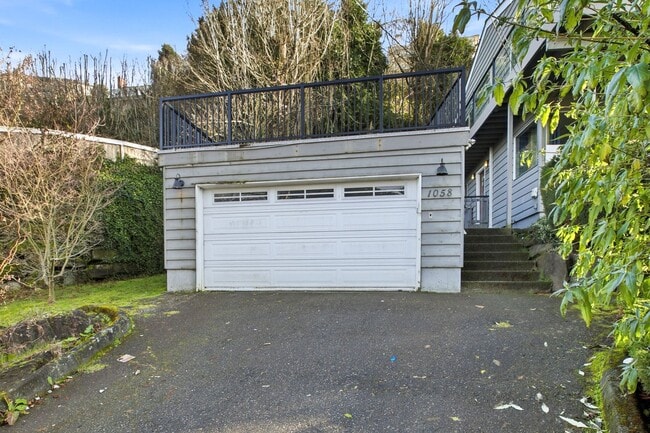 Building Photo - Stunning Sound & Olympic Mountain View Home in North Admiral