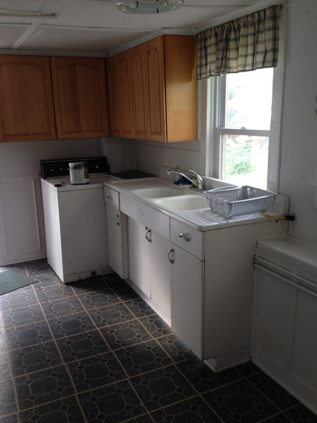 Kitchen w/washer - 219 Main St
