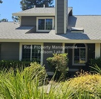 Building Photo - Modern Townhouse Living in Desirable Lakes...