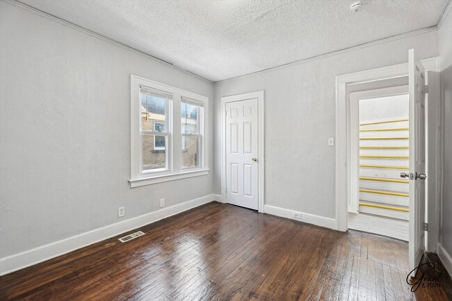 Building Photo - 3 bedroom 2 bath $1375