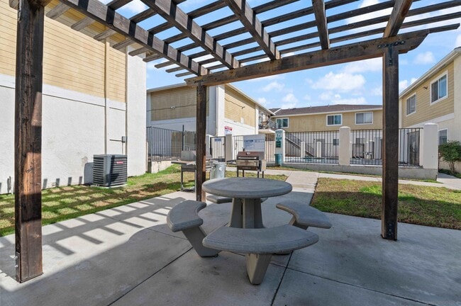 Building Photo - 9210 Kenwood Dr