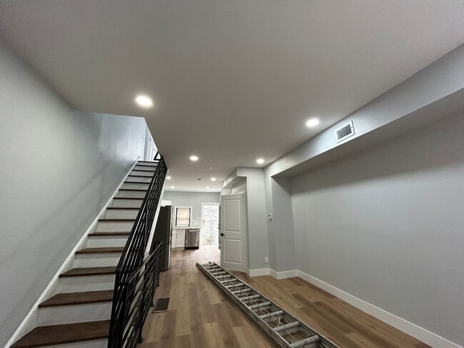 Building Photo - 3 bedroom 1.5 bath house with backyard ava...