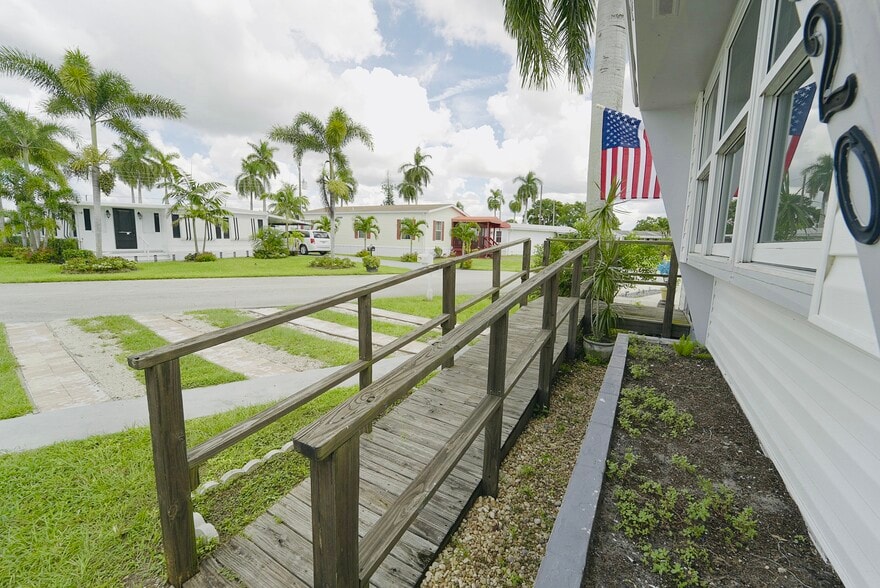 Building Photo - 8520 SW 18th Ct