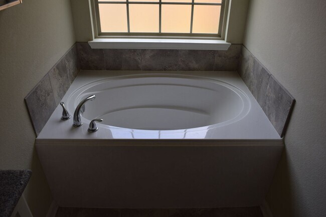 Building Photo - Stunning 3 Bed, 2 Bath in Creek Meadows!