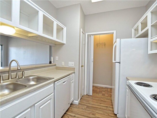 Building Photo - Beautiful 1 Bedroom, 1 Bath Condo Near The...