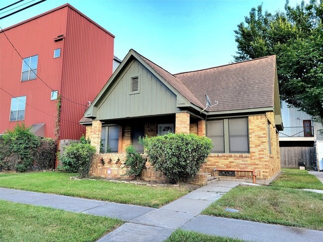 Building Photo - 2811 Chenevert St