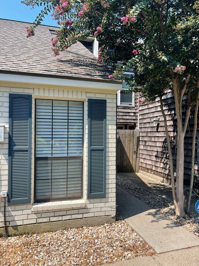 Building Photo - 2 bedroom, 2 bathroom, covered parking, Fireplace, Pool