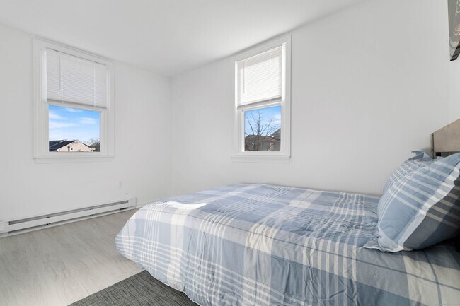 Building Photo - 176 Shore Rd