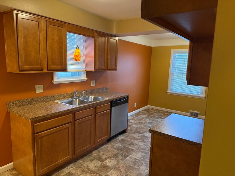 Building Photo - 5409 E 131st St