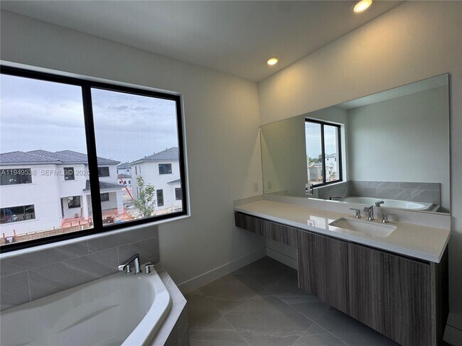 Building Photo - 19670 NE 14th Ct