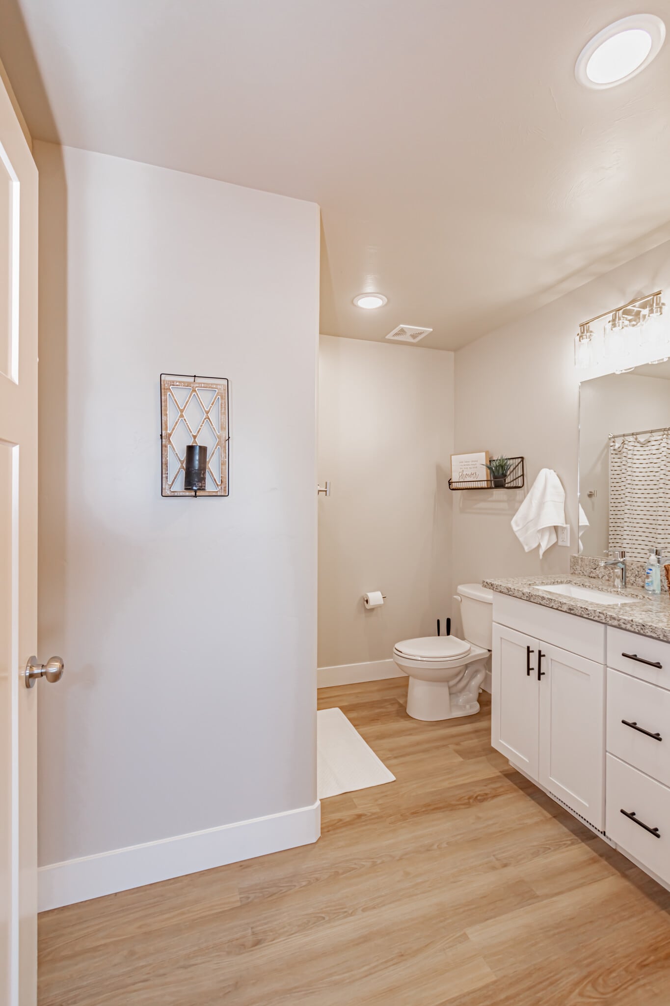 Building Photo - 380 S 3rd W