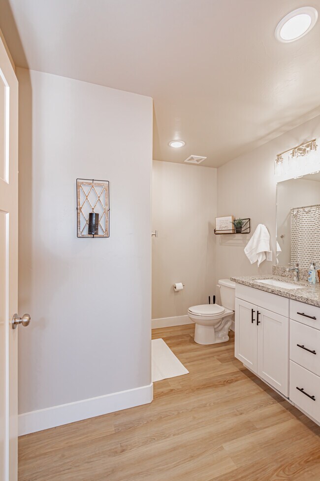 Building Photo - 380 S 3rd W