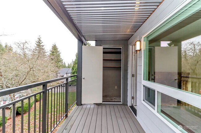 Building Photo - Lovely 2-Bedroom End Unit Condo in Cedarwo...