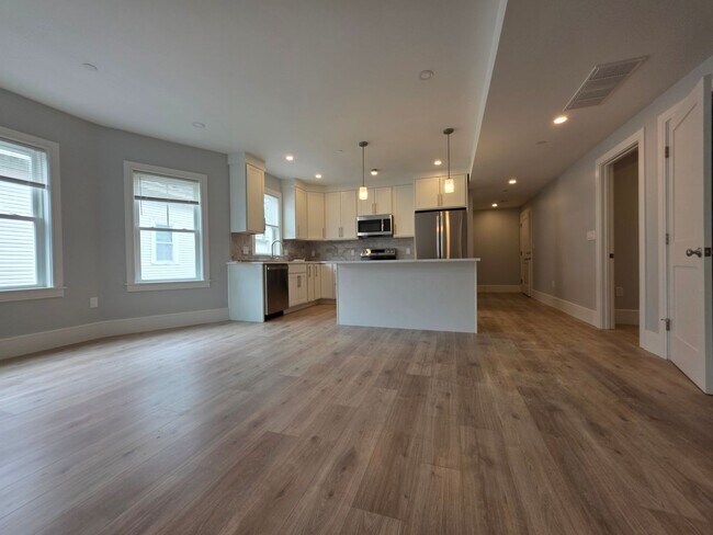 Building Photo - 12 Holton St