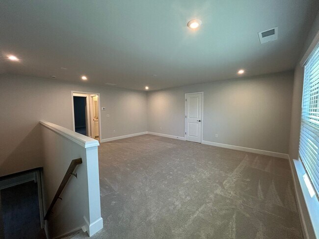 Building Photo - 450 Bandon Wy