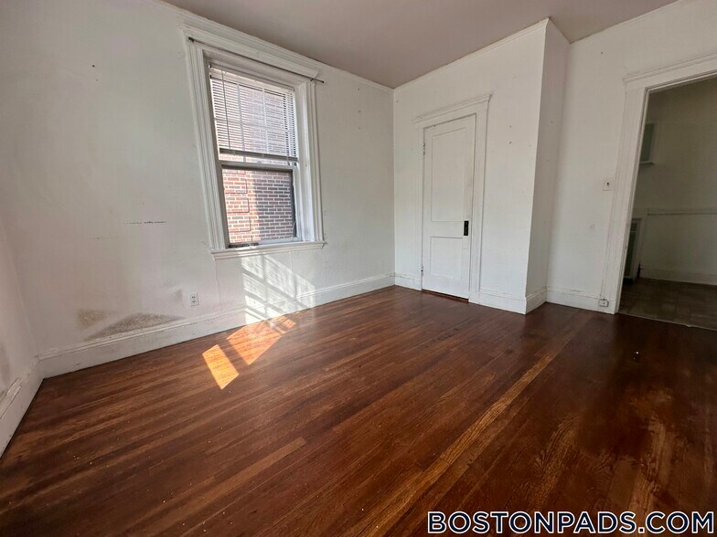 Building Photo - 9 James St