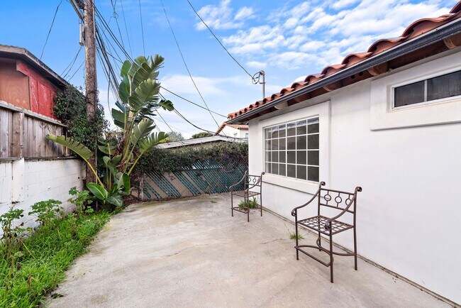 Building Photo - 211 Avenida Miramar