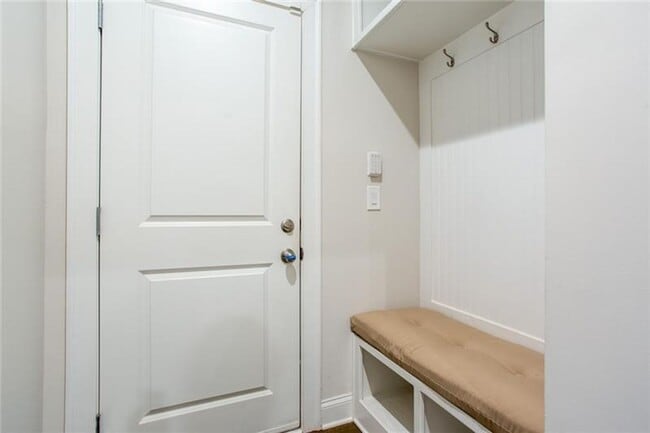 Building Photo - Large 3 Bedroom Luxury Townhome on Silver ...