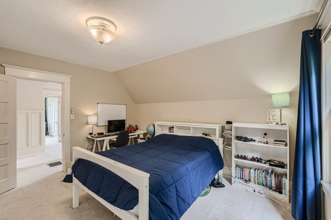 Building Photo - Queen Anne Home