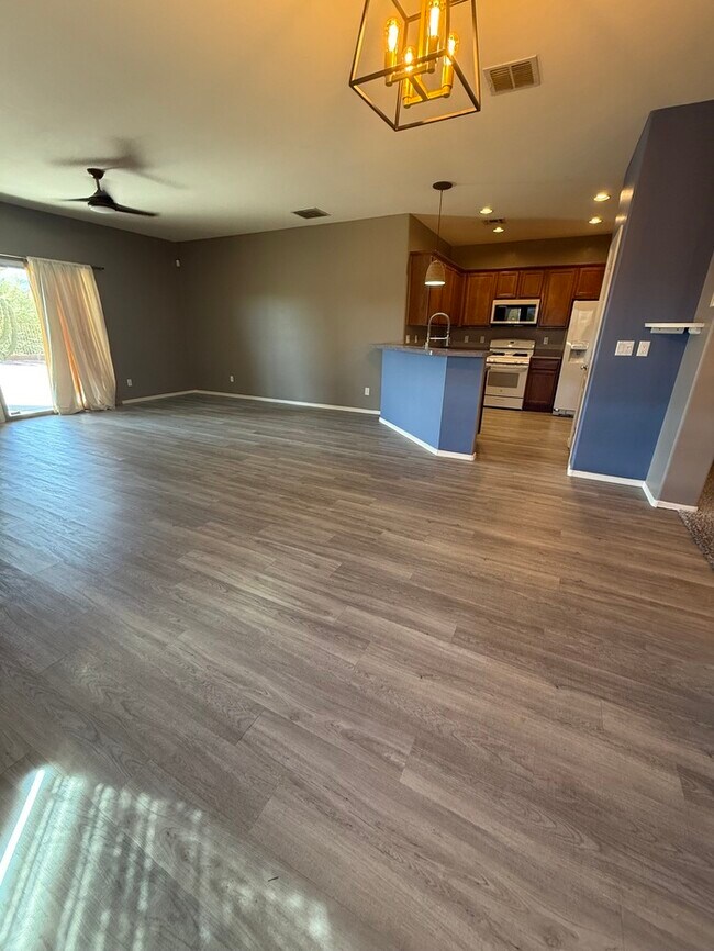 Building Photo - HOUSE FOR RENT