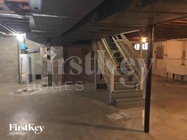 Building Photo - 2543 Oakwood Drive