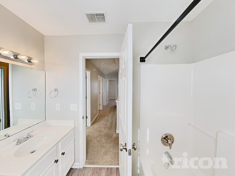 Building Photo - 204 Fox Grove Cir